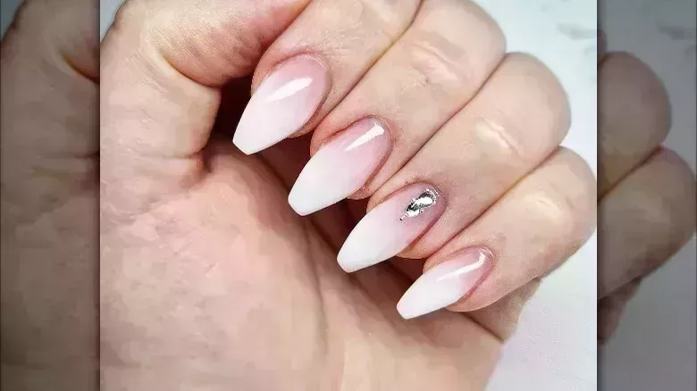 Las uñas francesas desteñidas son la tendencia que lleva el moderno ombré a una manicura clásica