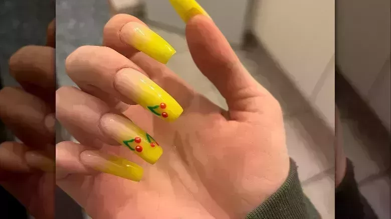 Las uñas francesas desteñidas son la tendencia que lleva el moderno ombré a una manicura clásica