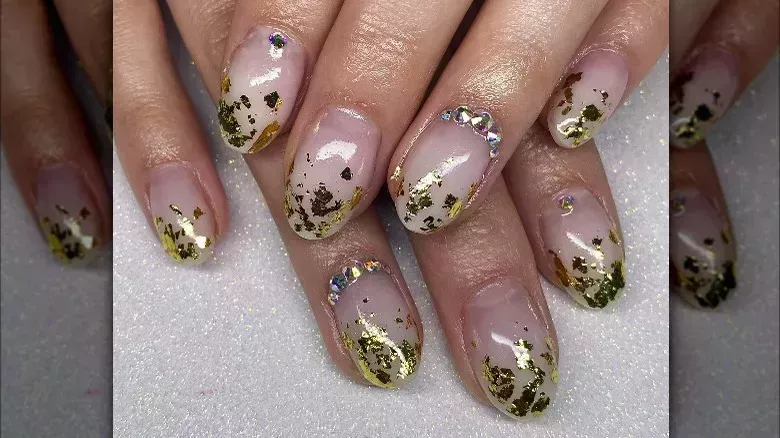Las uñas francesas desteñidas son la tendencia que lleva el moderno ombré a una manicura clásica