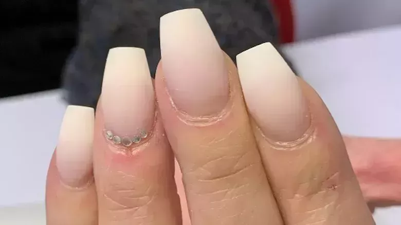 Las uñas francesas desteñidas son la tendencia que lleva el moderno ombré a una manicura clásica