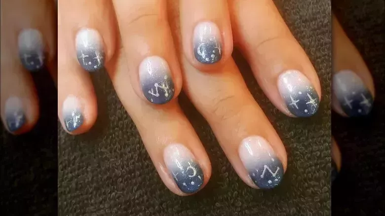 Las uñas francesas desteñidas son la tendencia que lleva el moderno ombré a una manicura clásica