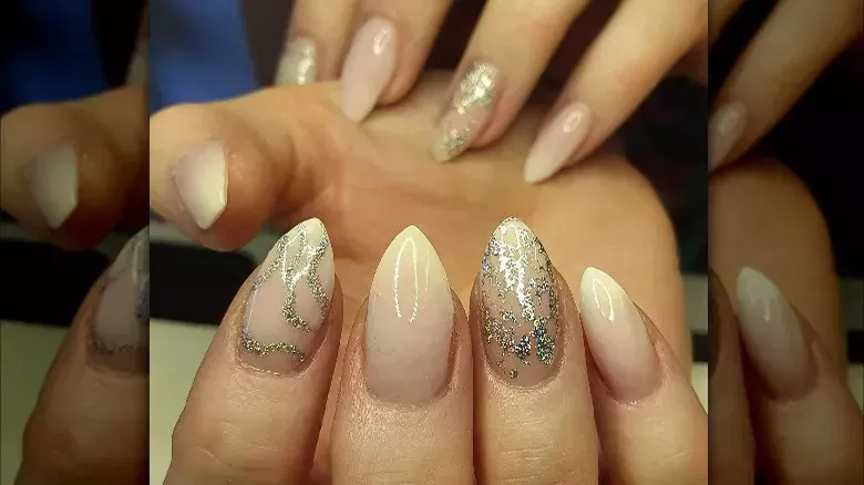 Las uñas francesas desteñidas son la tendencia que lleva el moderno ombré a una manicura clásica