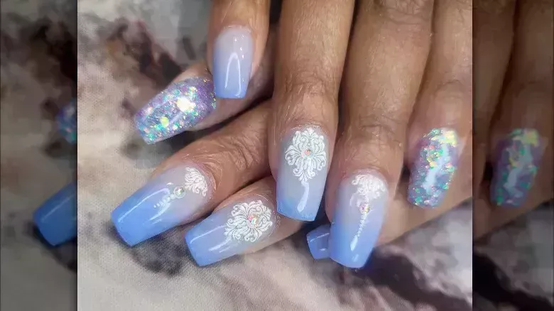 Las uñas francesas desteñidas son la tendencia que lleva el moderno ombré a una manicura clásica