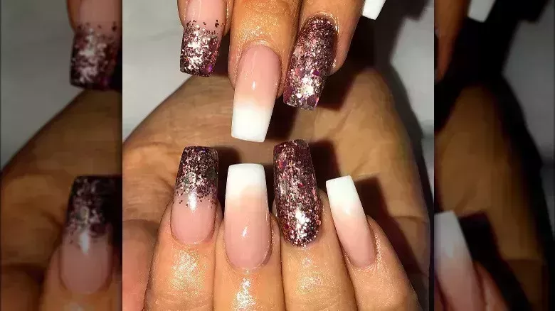 Las uñas francesas desteñidas son la tendencia que lleva el moderno ombré a una manicura clásica