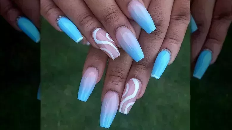 Las uñas francesas desteñidas son la tendencia que lleva el moderno ombré a una manicura clásica