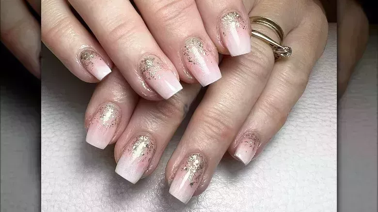 Las uñas francesas desteñidas son la tendencia que lleva el moderno ombré a una manicura clásica