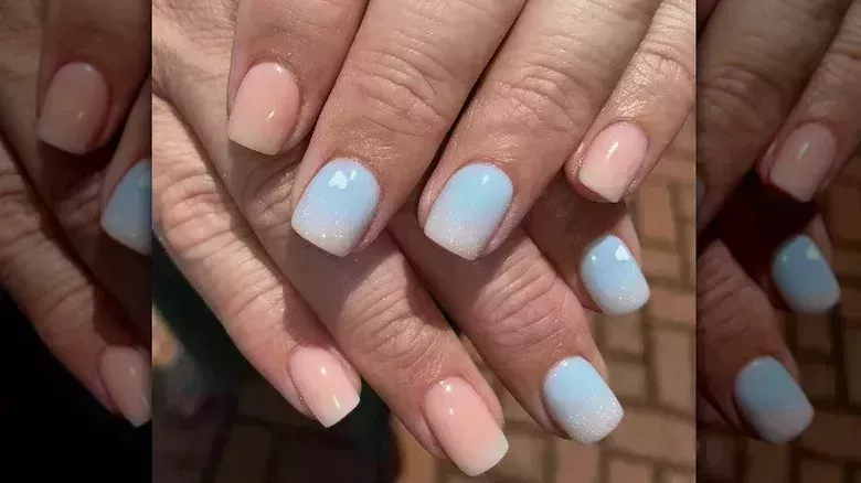 Las uñas francesas desteñidas son la tendencia que lleva el moderno ombré a una manicura clásica