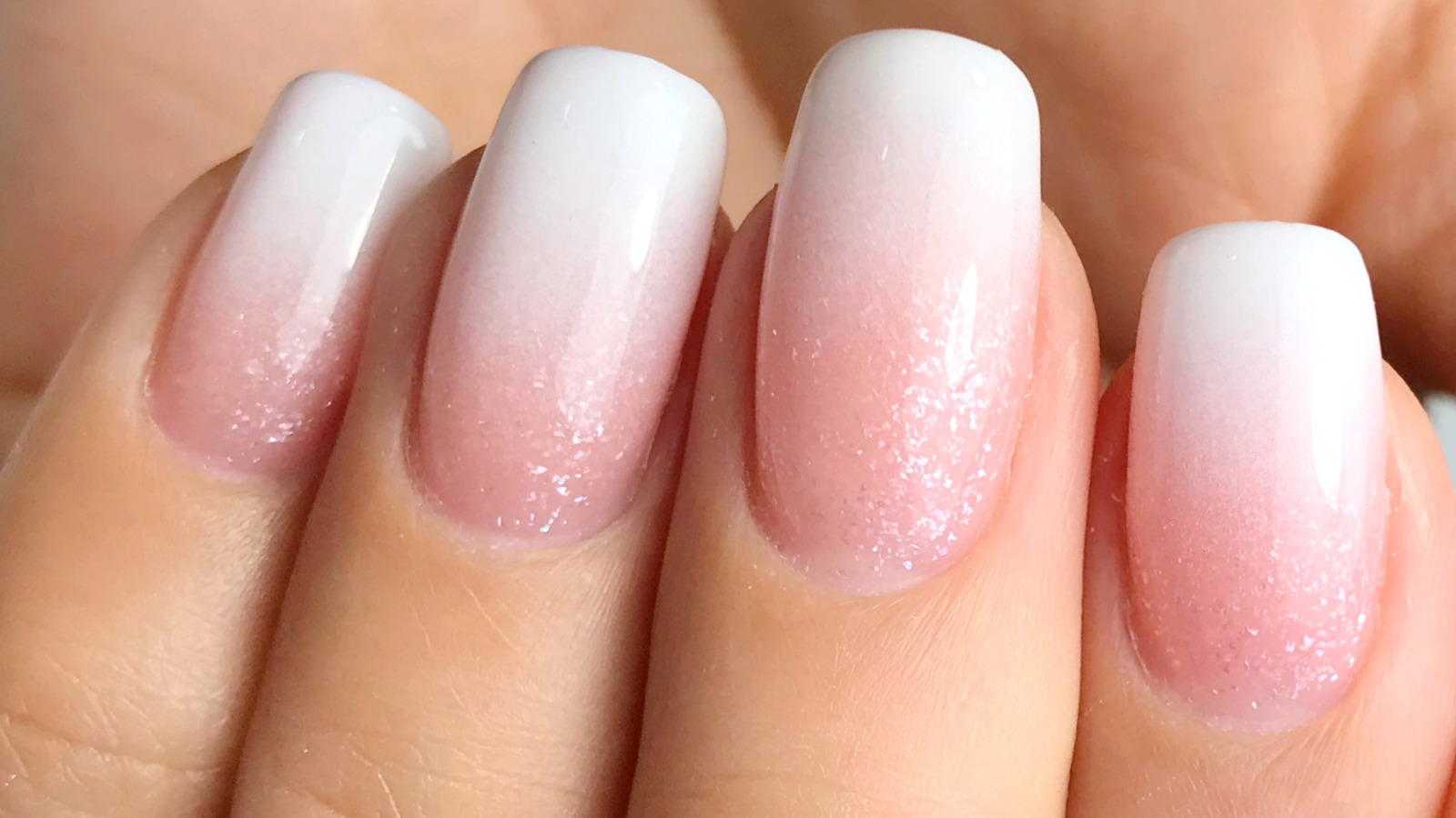 Las uñas francesas desteñidas son la tendencia que lleva el moderno ombré a una manicura clásica