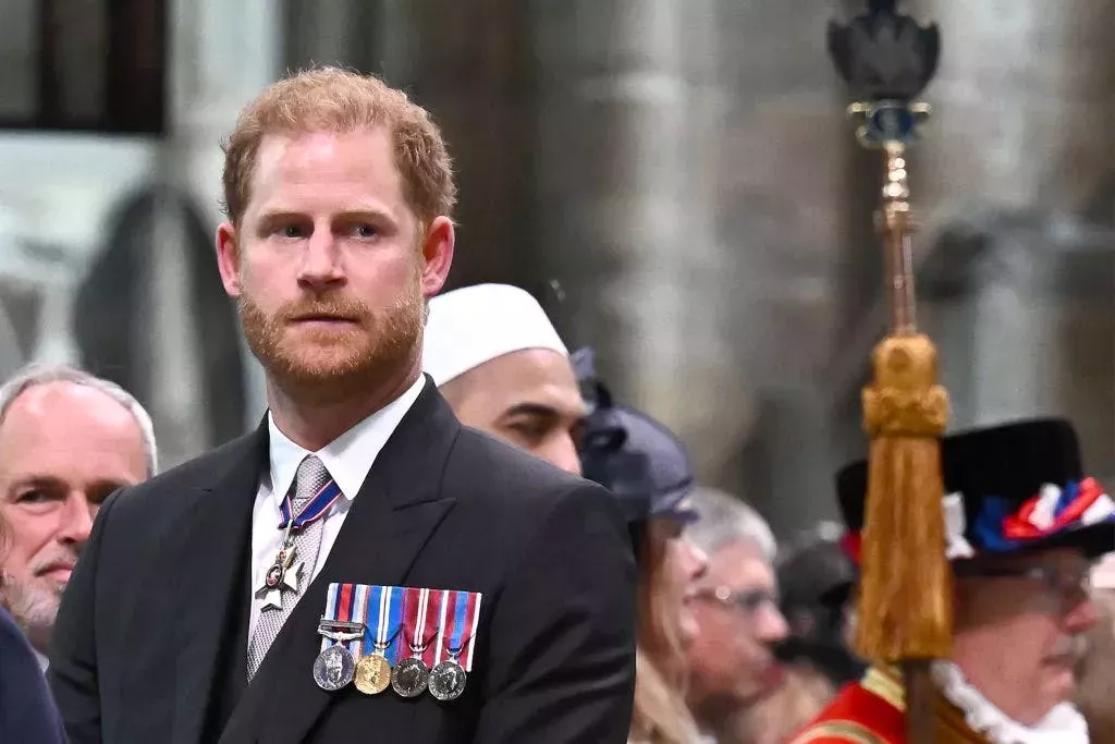 Por qué el príncipe Harry no está en el balcón del palacio de Buckingham