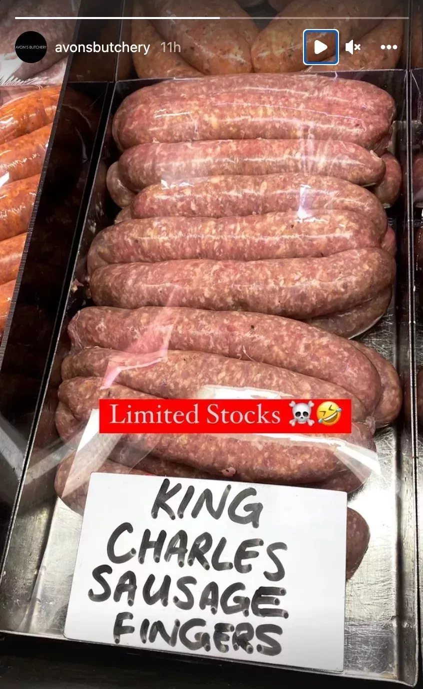 Por qué los dedos del rey Carlos están tan hinchados