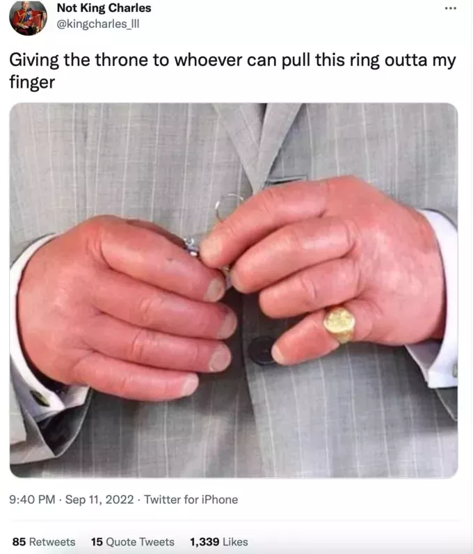 Por qué los dedos del rey Carlos están tan hinchados