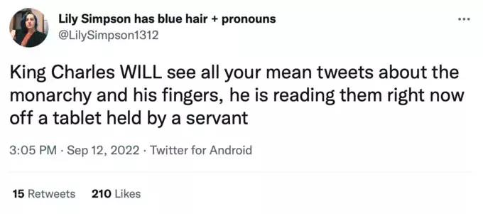 Por qué los dedos del rey Carlos están tan hinchados