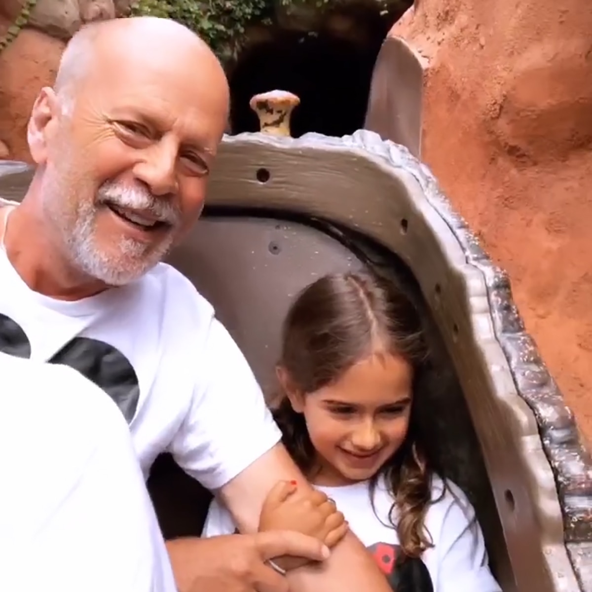 Bruce Willis es todo sonrisas en Disneylandia con su hija en un dulce vídeo compartido por su esposa Emma
