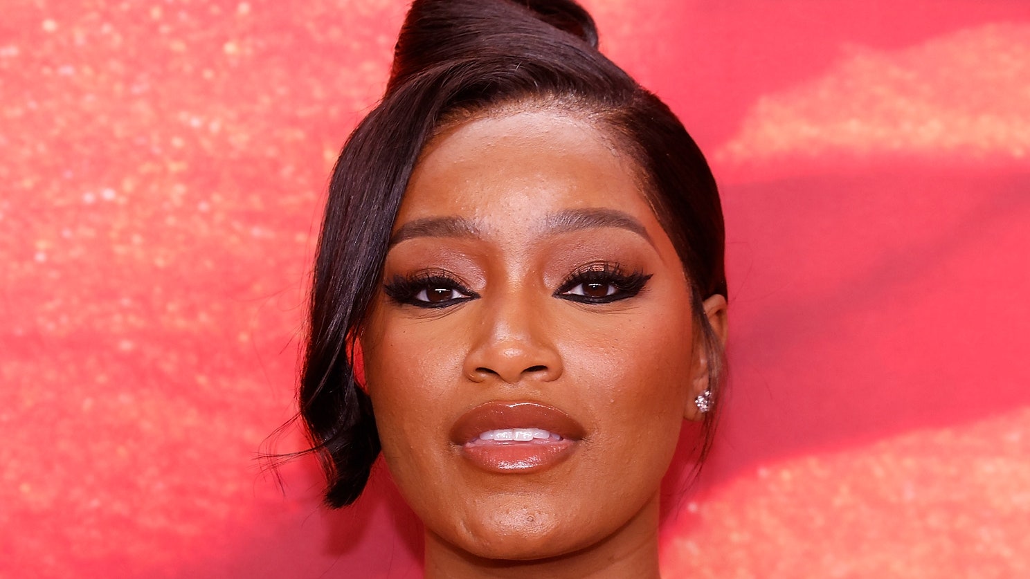 La coleta rizada de Keke Palmer brilla lo suficiente como para ver tu reflejo en ella
