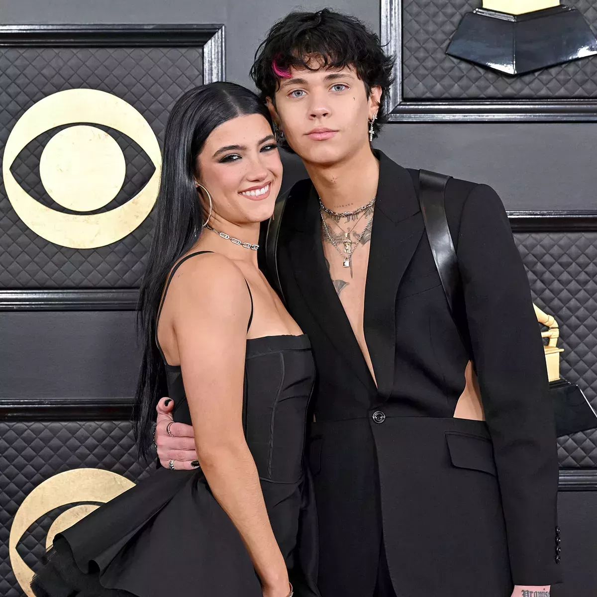 Landon Barker aparece tatuándose el ojo de su novia Charli D'Amelio en el brazo