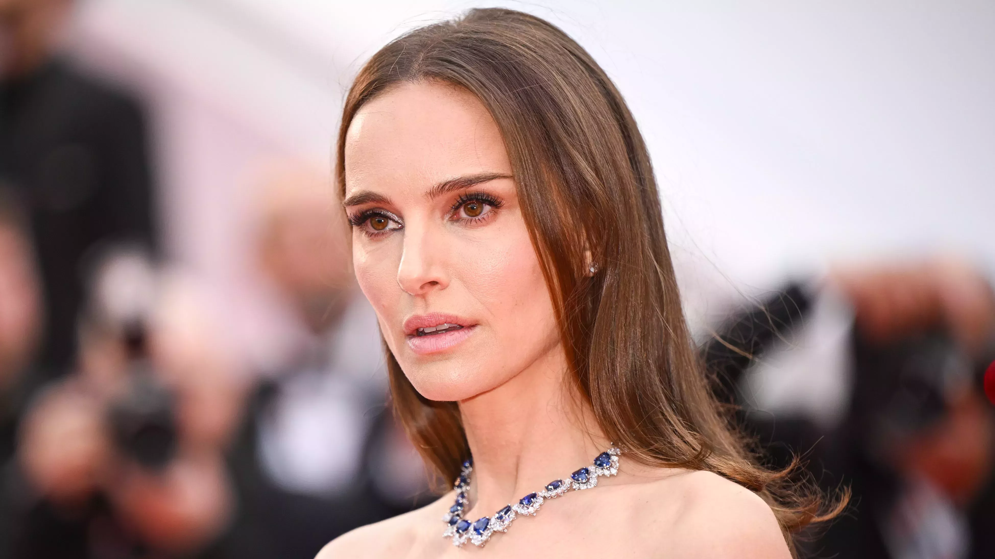 Natalie Portman acaba de resolver todos tus problemas de peinado con sombreros de verano