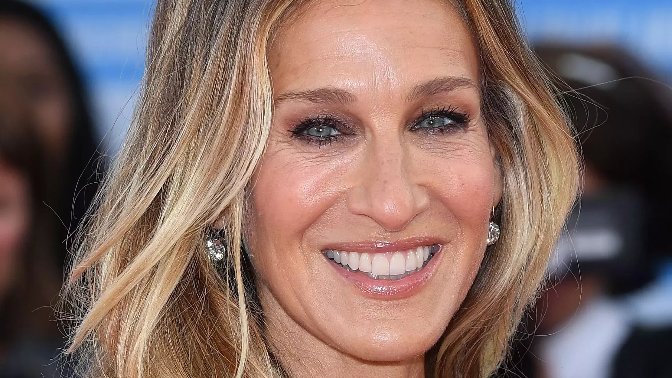 Sarah Jessica Parker recupera a la Carrie Bradshaw de 1999 con este peinado rubio