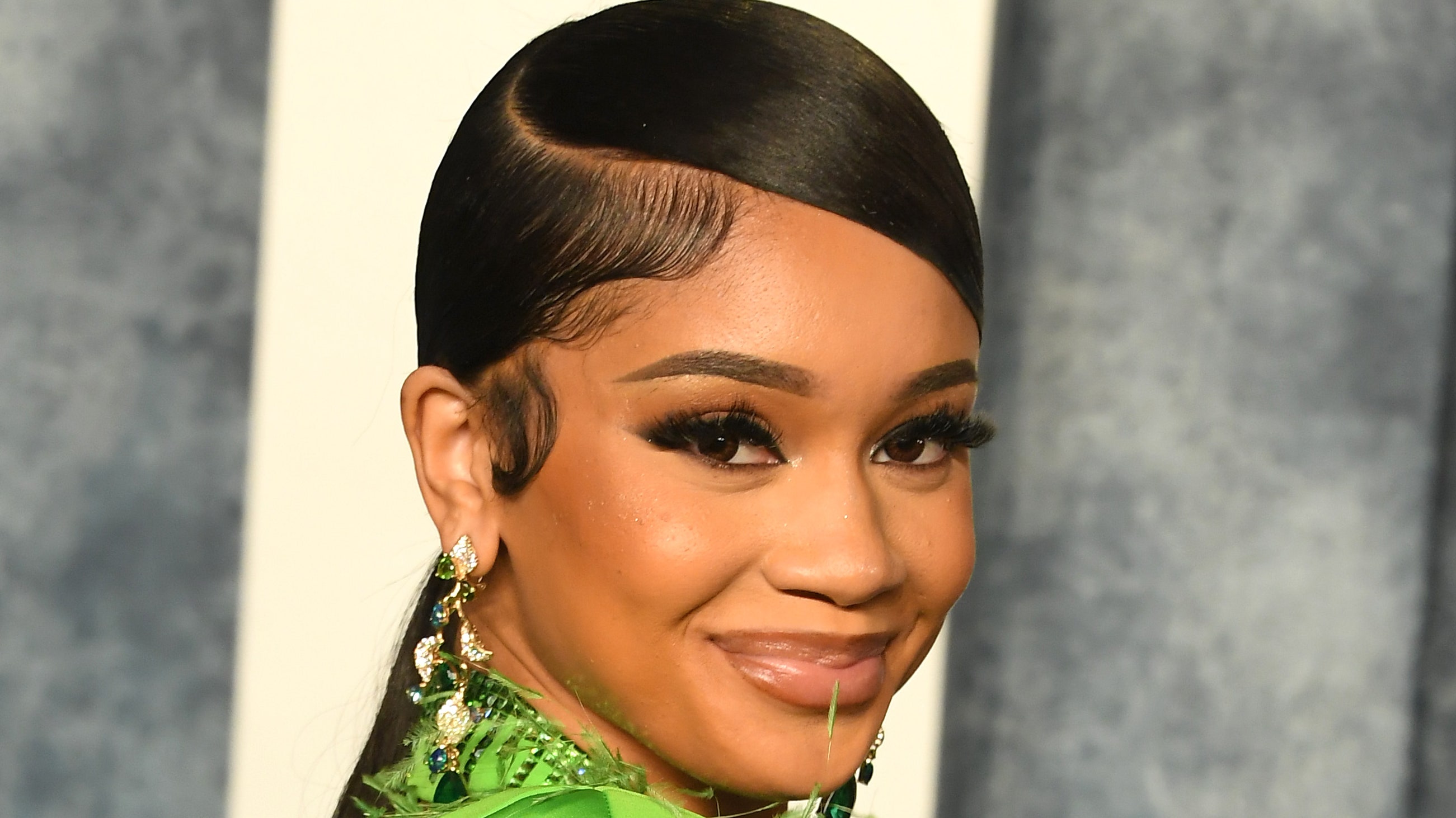 Saweetie se cubre el pelo de mariposas en 3D porque, ¿por qué no?