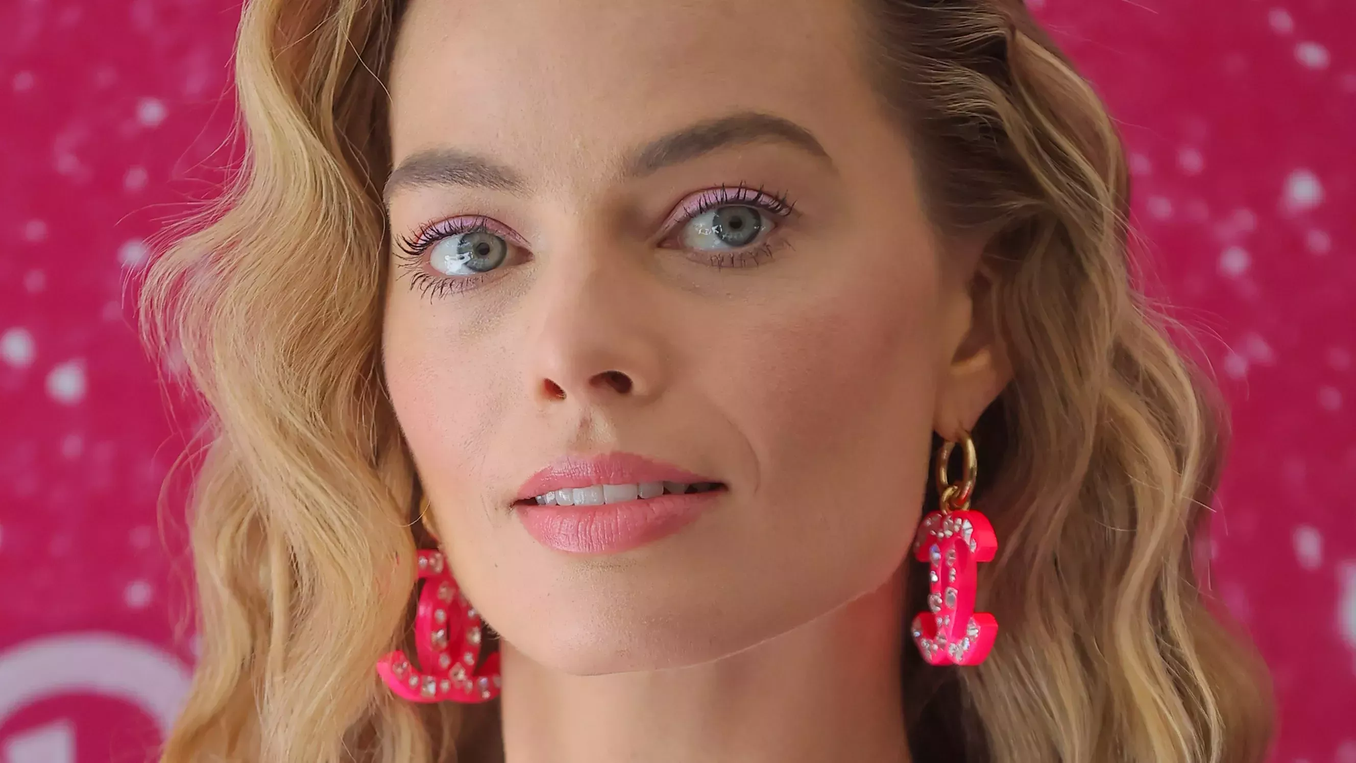 El pelo de Margot Robbie nunca se había parecido tanto al de una Barbie de verdad