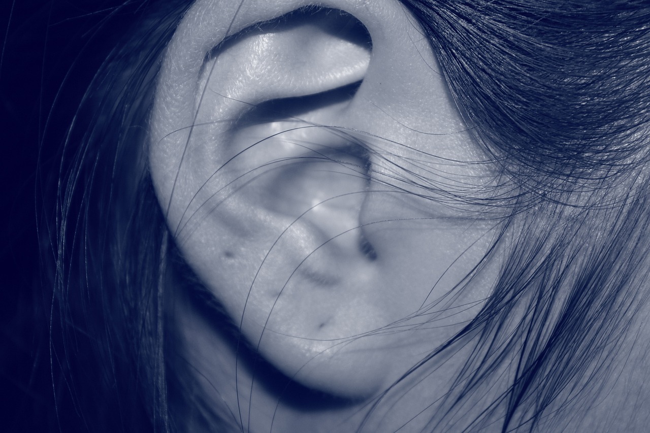 ¿Cómo cerrar una perforación en la oreja rápido en casa?