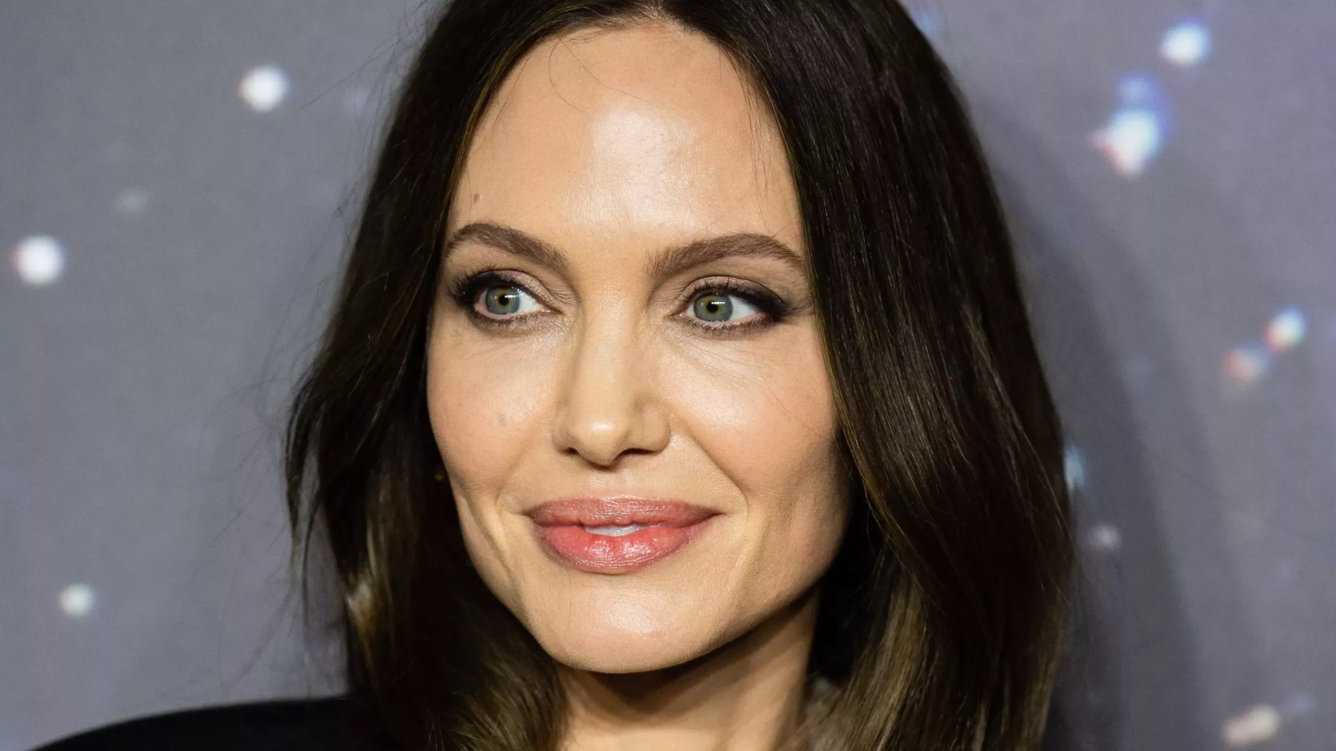 Gracias, Angelina Jolie, por llevar un peinado recogido que podría hacerme yo misma