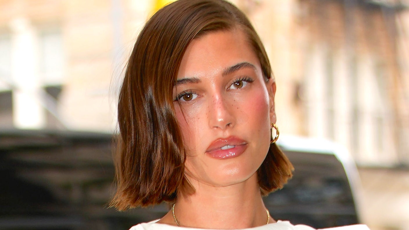 Hailey Bieber hace un gran caso para dejar un gran trozo de pelo fuera de su peinado recogido