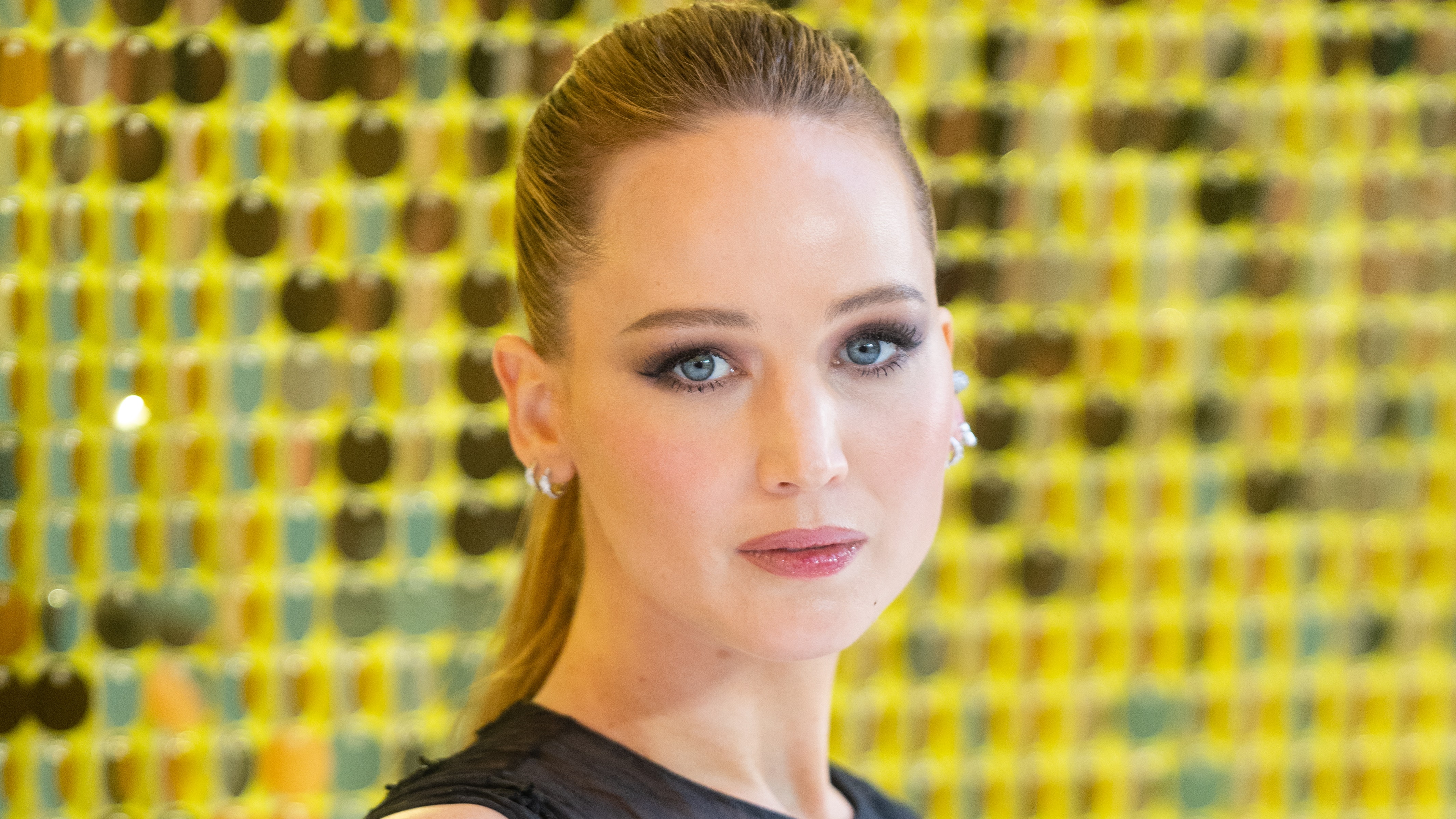 Jennifer Lawrence sin hacer absolutamente nada con su pelo es mi inspiración de otoño