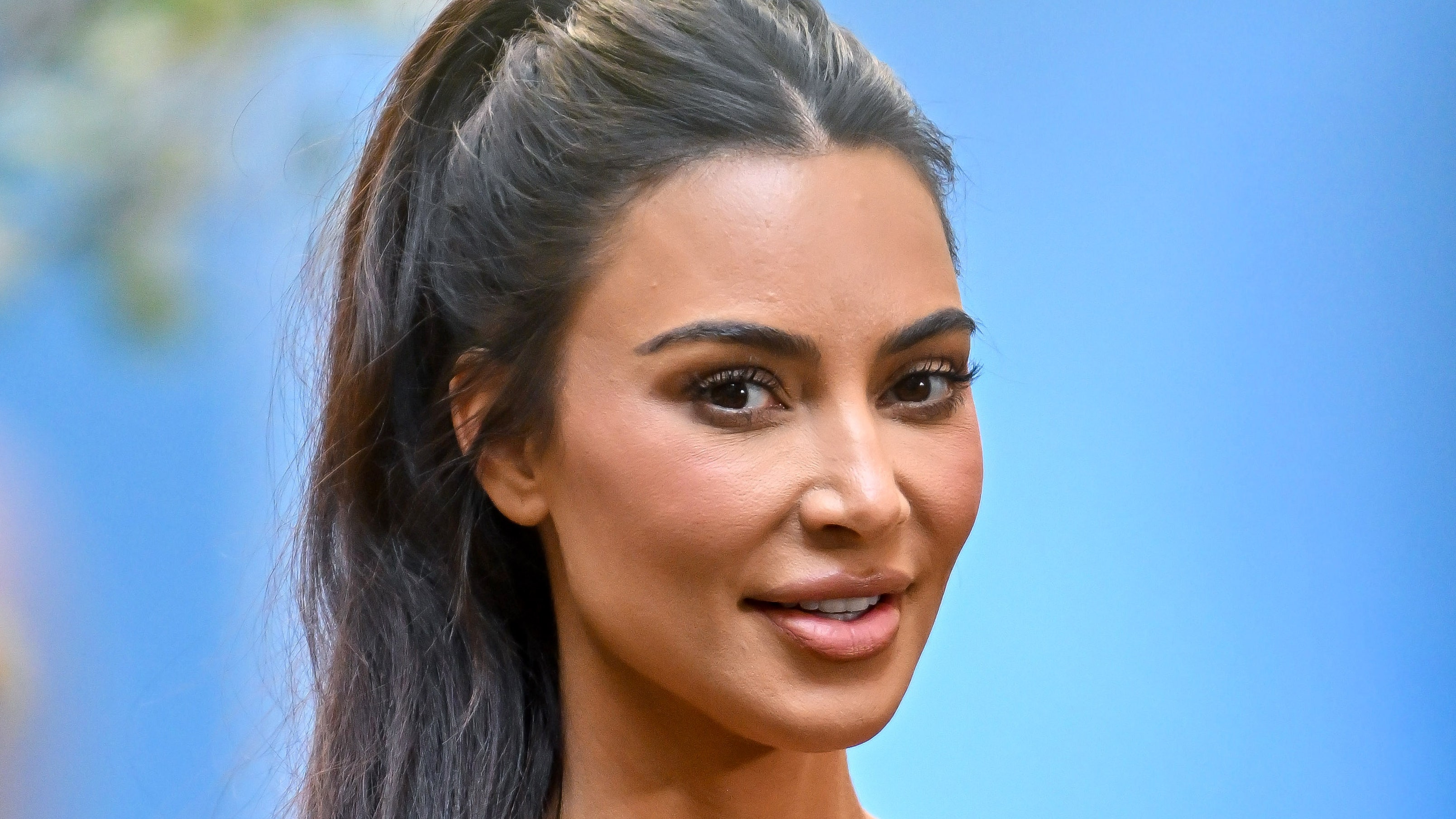 Kim Kardashian dice que las partes laterales están de vuelta para el otoño, Gen Z Judgment Be Damned