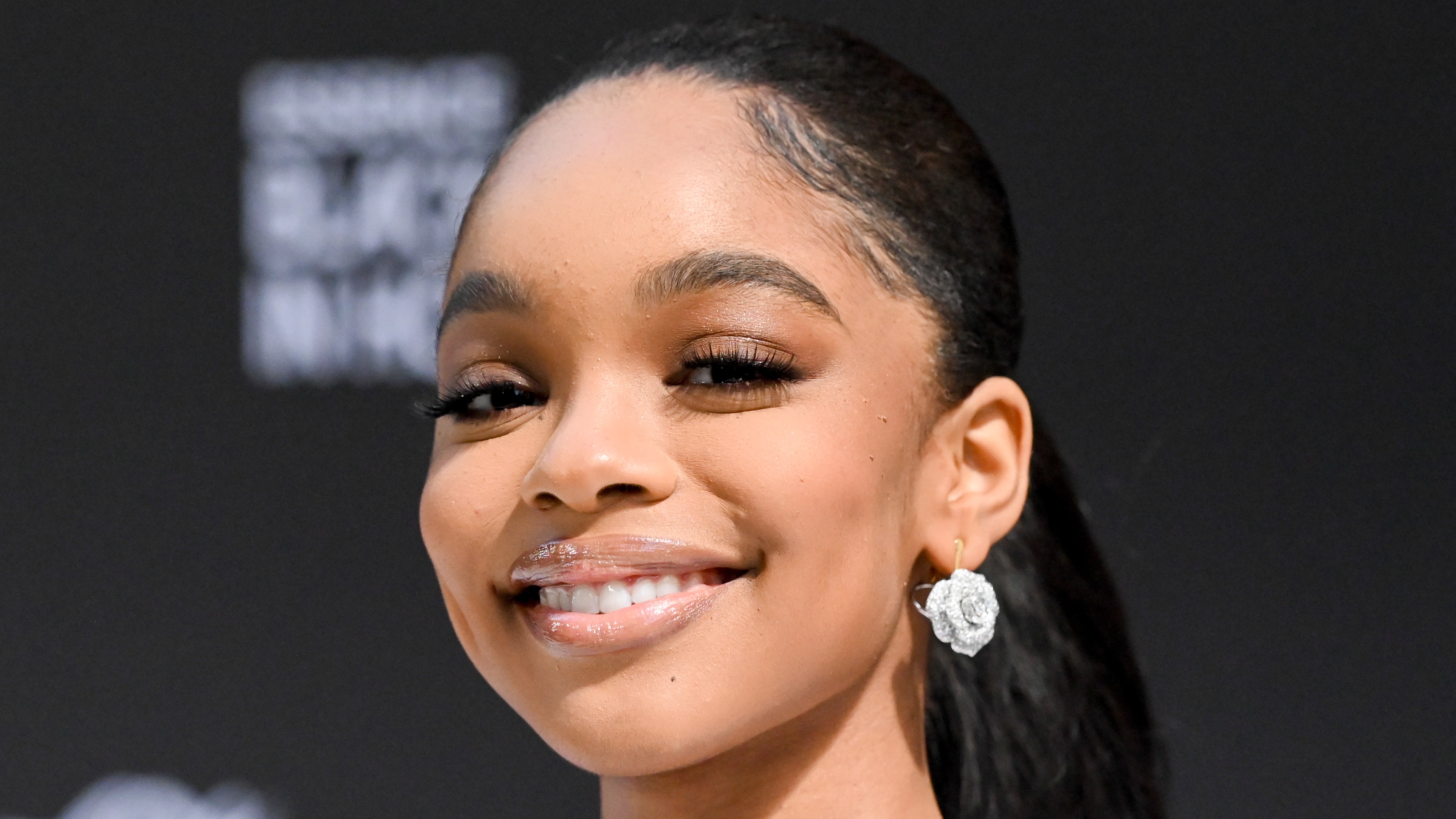 Marsai Martin parece una muñeca Bratz con su pelo plateado