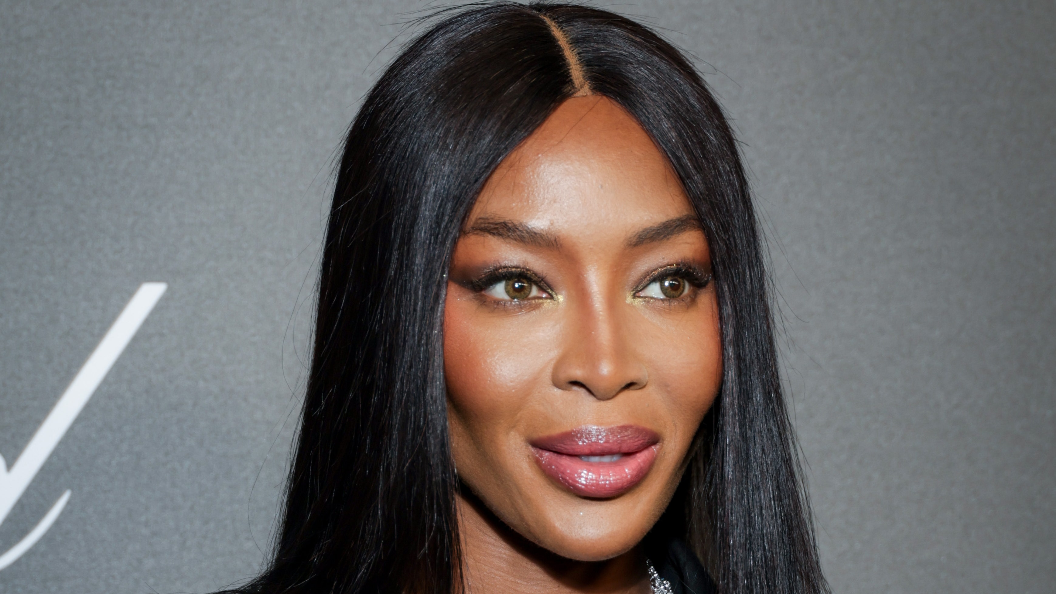 Naomi Campbell es una reina de la música disco de los 70 con una enorme melena rizada