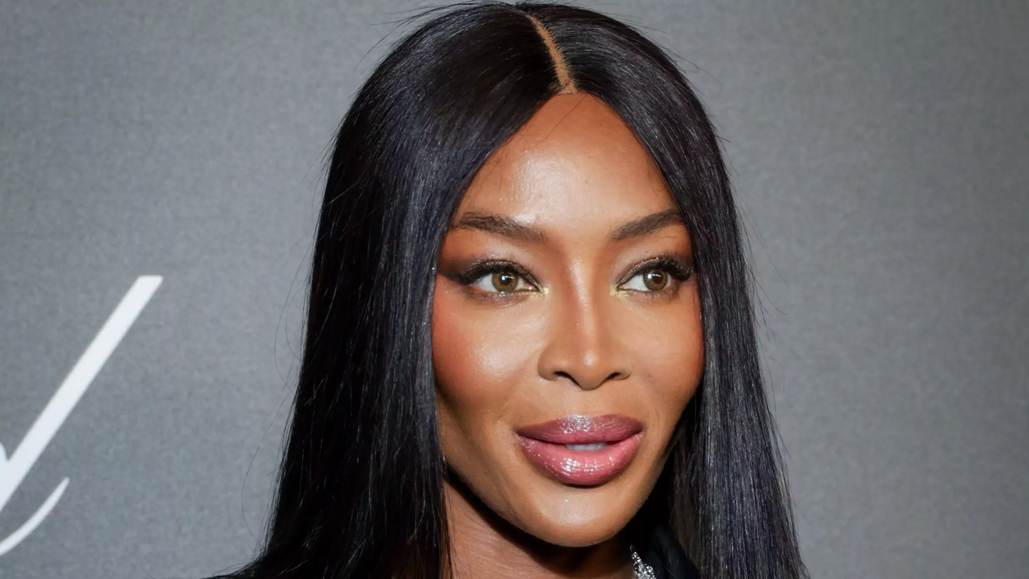 Naomi Campbell es una reina de la música disco de los 70 con una enorme melena rizada