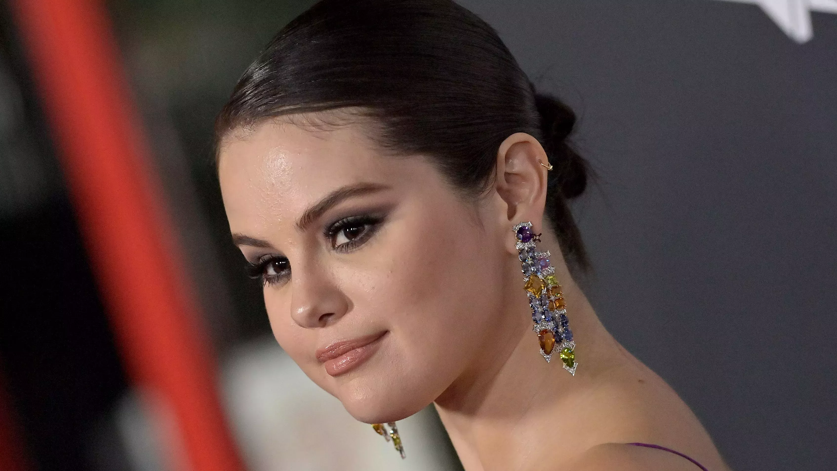 Pataleando y revolviéndome el pelo por la coleta de princesa de Selena Gomez