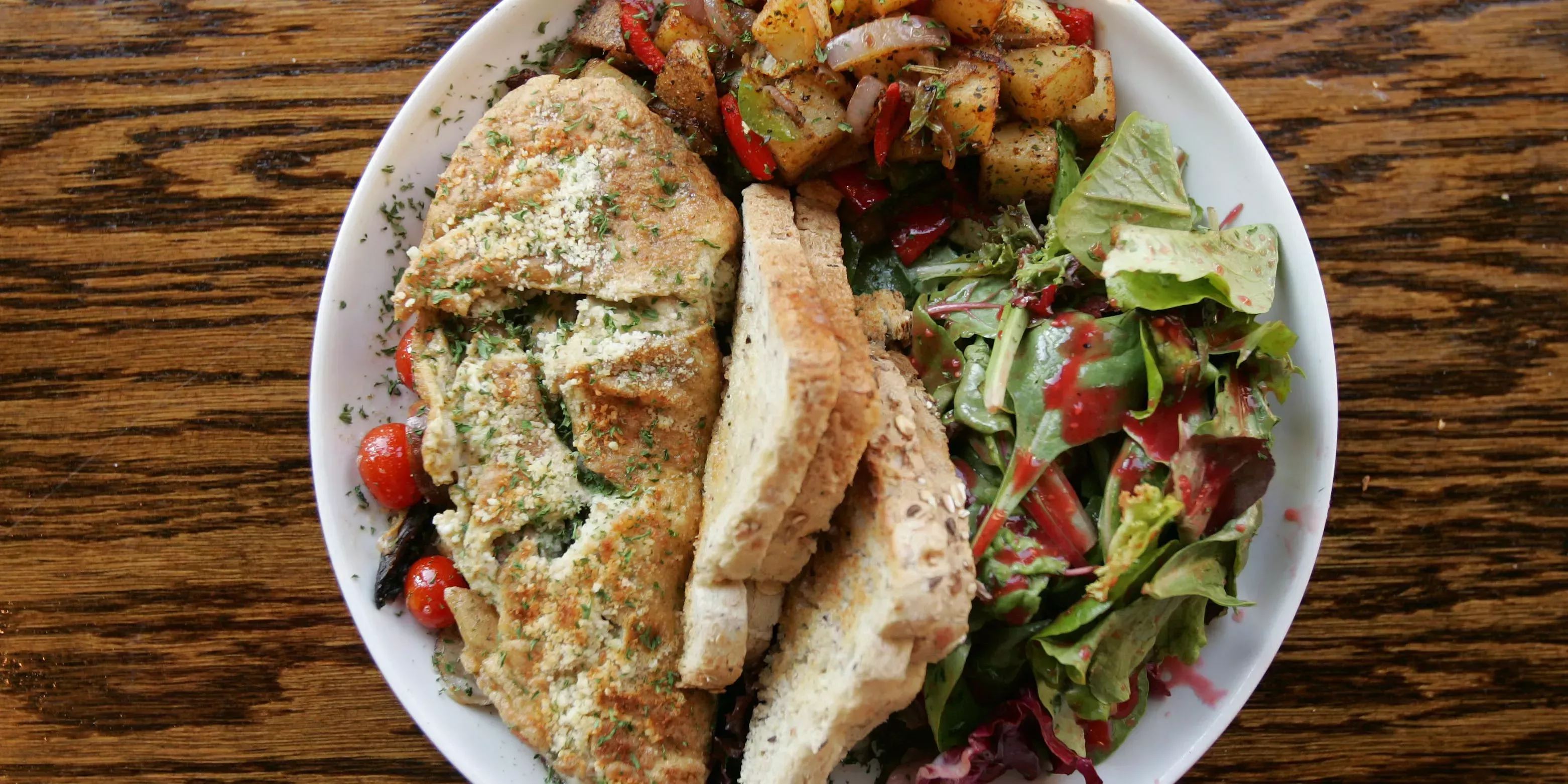 Quiero perder grasa abdominal y conseguir un paquete de seis. Un dietista me dijo que comiera proteínas en cada comida y añadiera un tentempié.