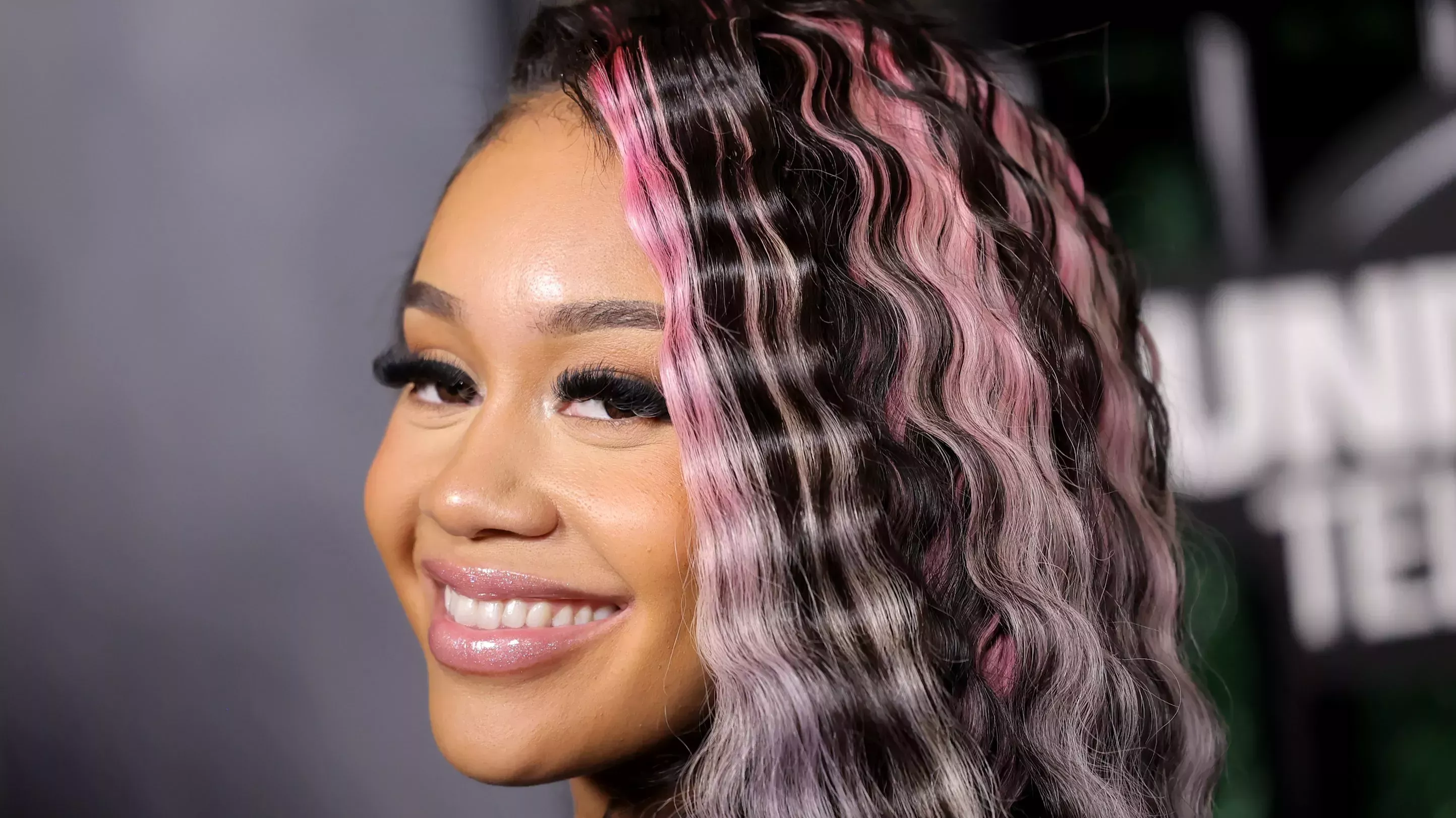 Saweetie recupera el zig-zag y lo convierte en algo informal