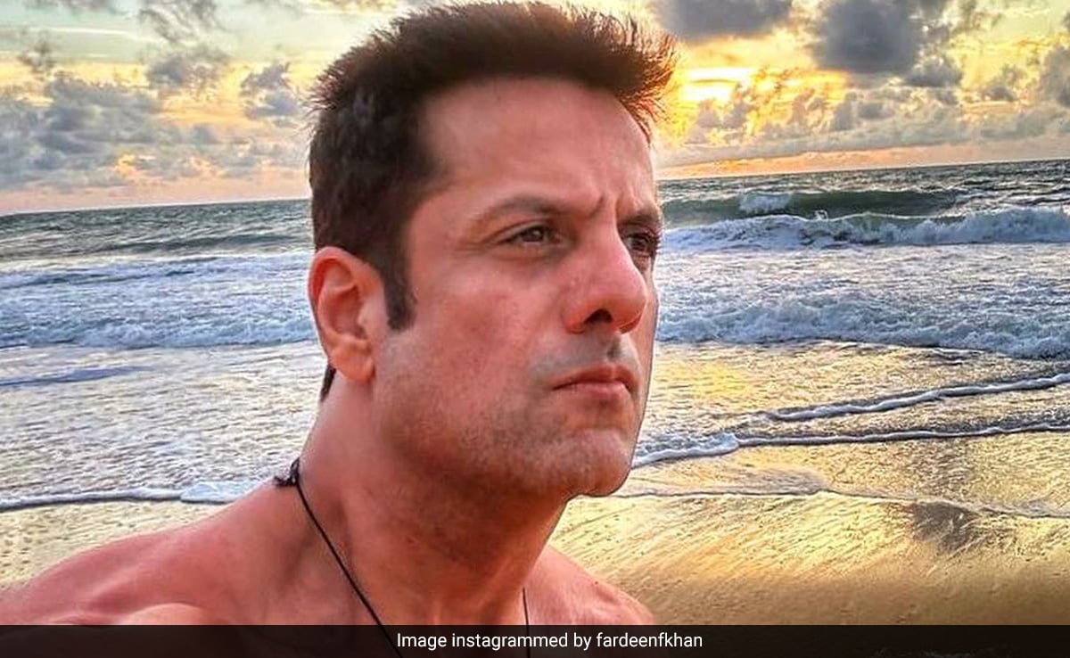 "Sun Sea Sunset" y el llamativo nuevo corte de pelo recortado de Fardeen Khan en la playa