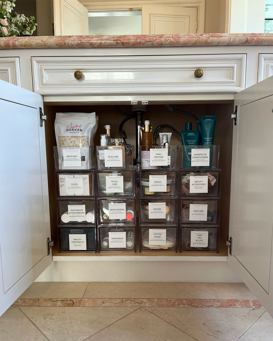 Trucos de una organizadora profesional para ordenar la zona de debajo del fregadero