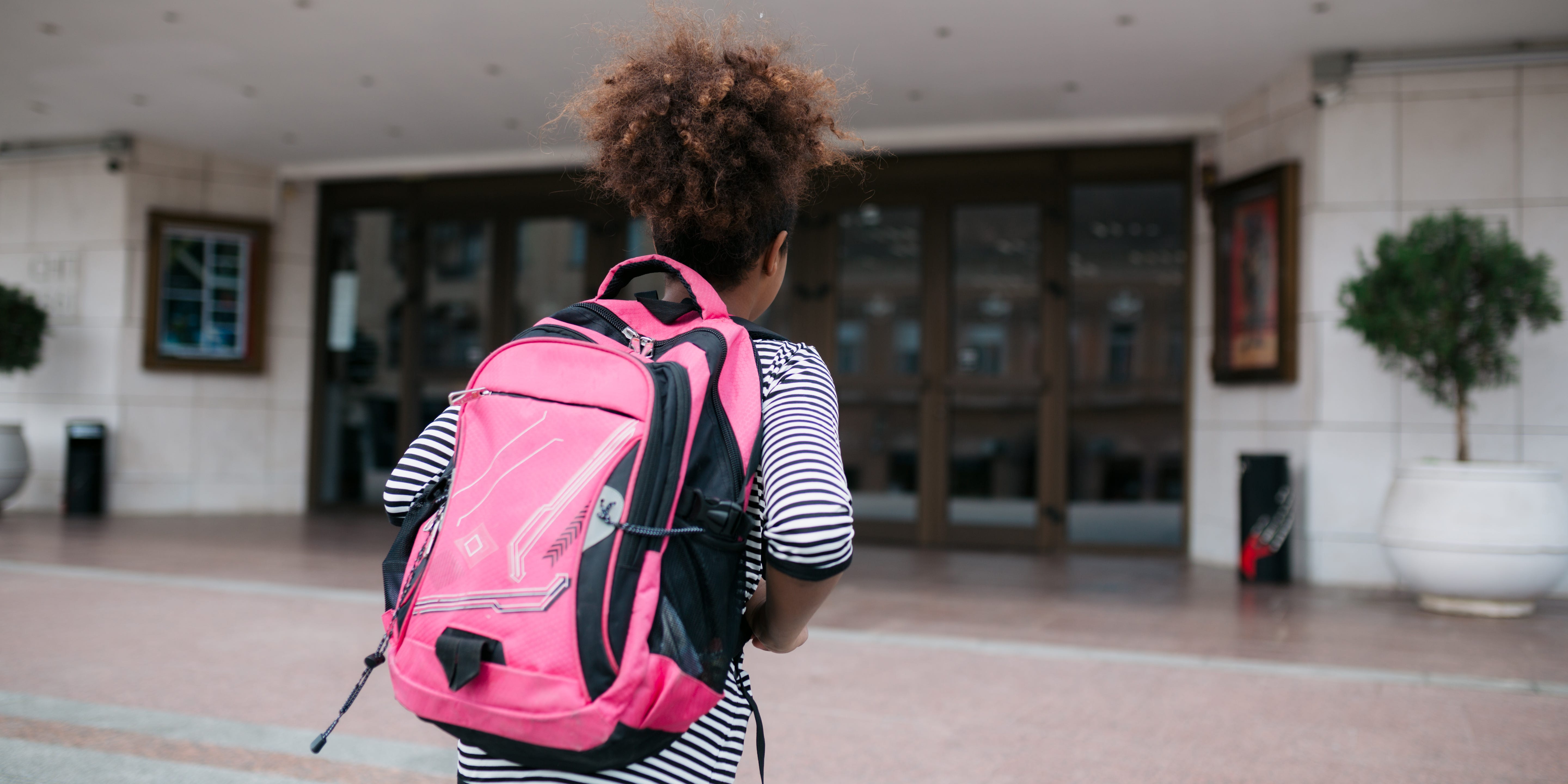 Una niña de 13 años que no pudo abortar empieza ahora 7º curso siendo madre, según un informe