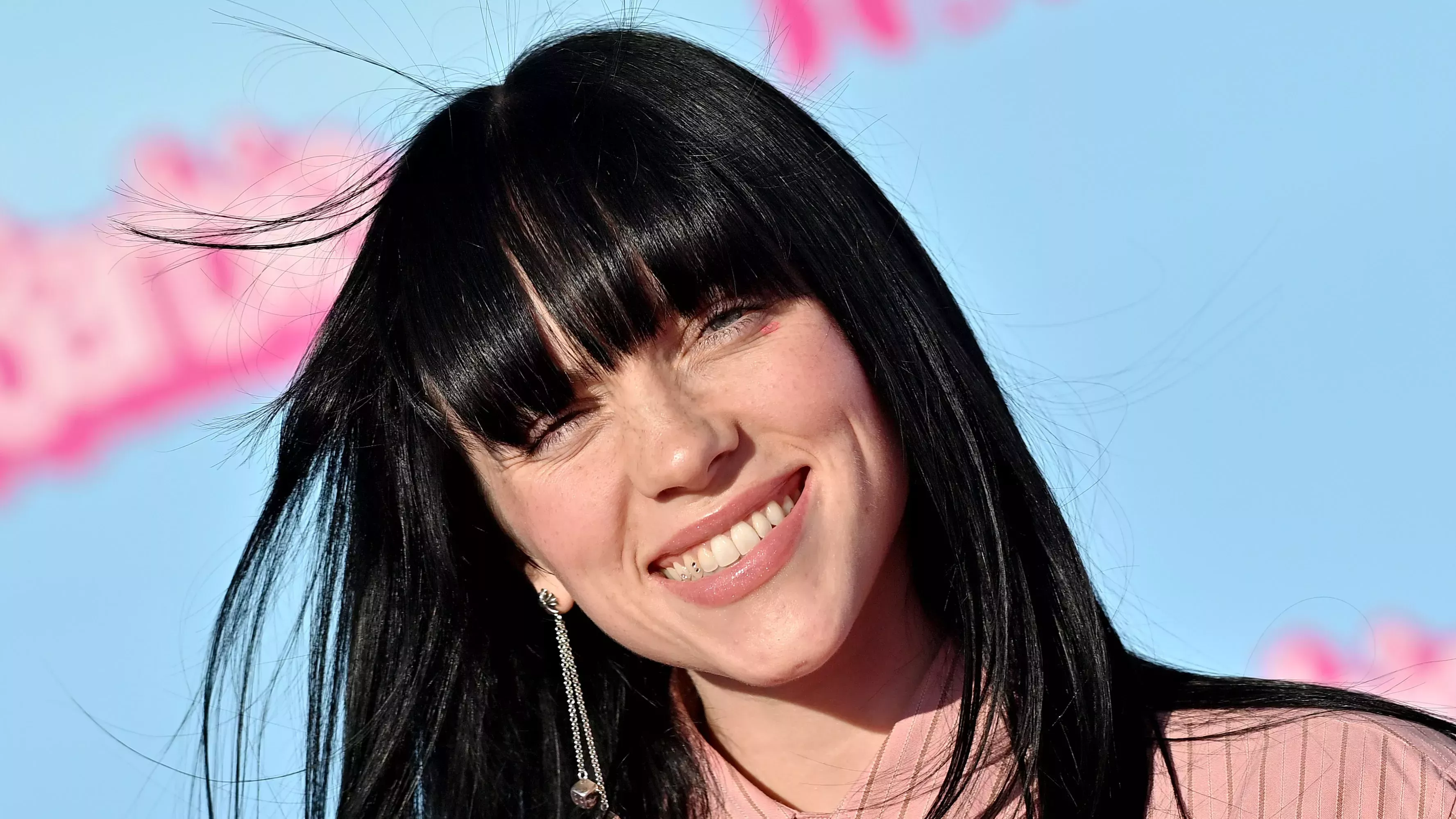 Vuelven las raíces neón de Billie Eilish, y esta vez en rojo. La naturaleza es curativa.