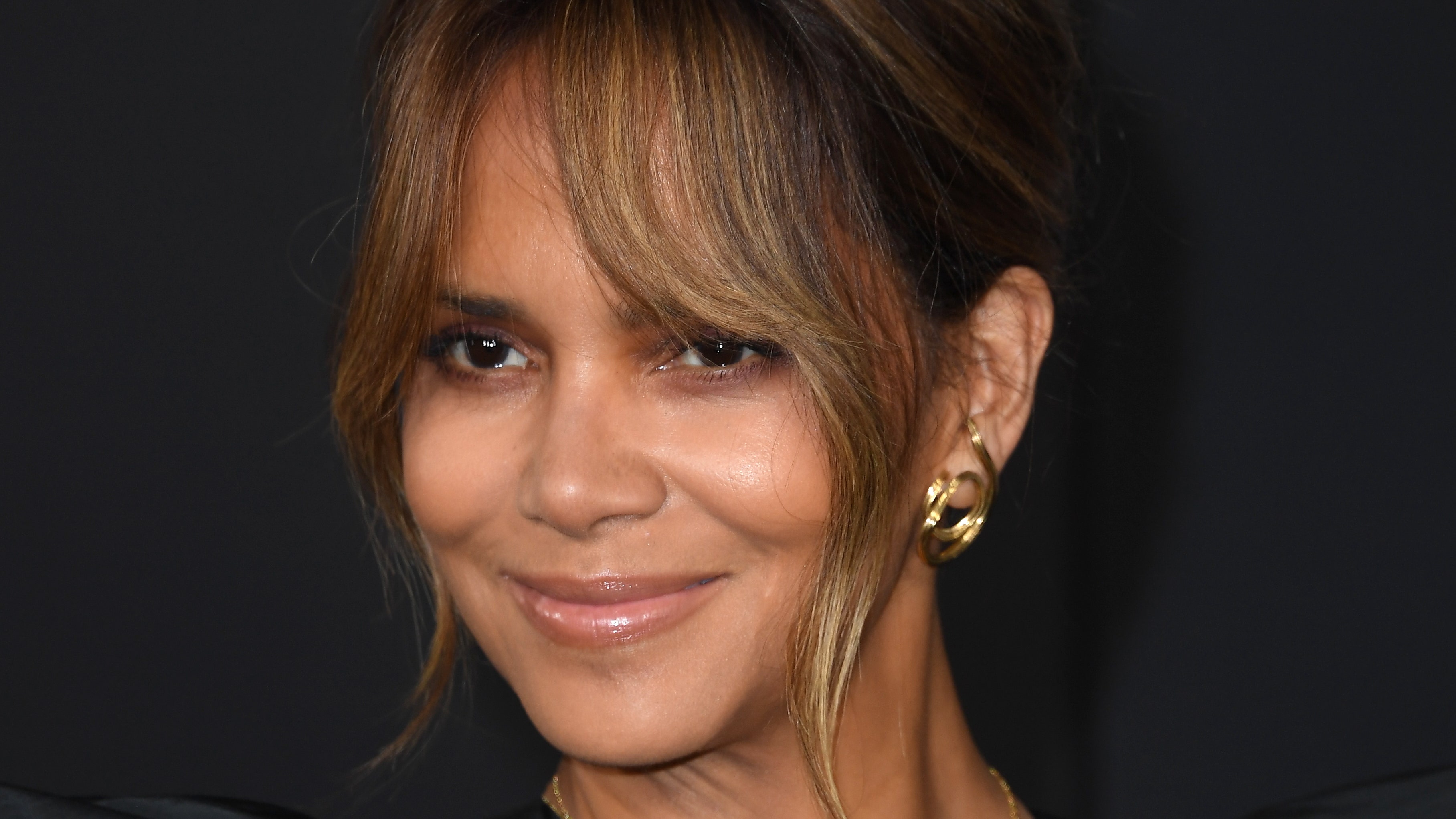 A Halle Berry le gustan "tanto" estos parches de 17 dólares para las ojeras
