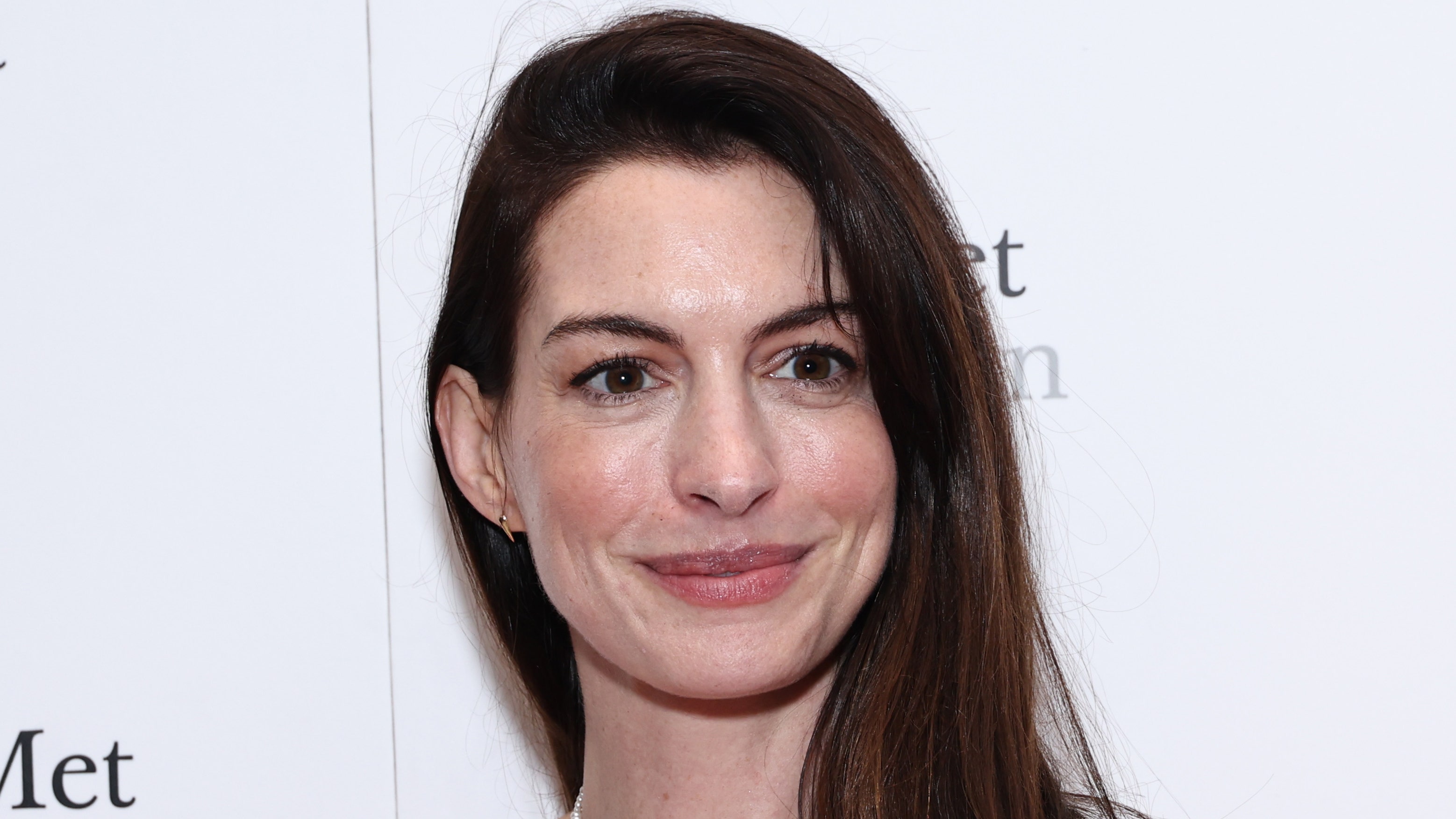 Anne Hathaway viajó a los años 60 y volvió con una colmena