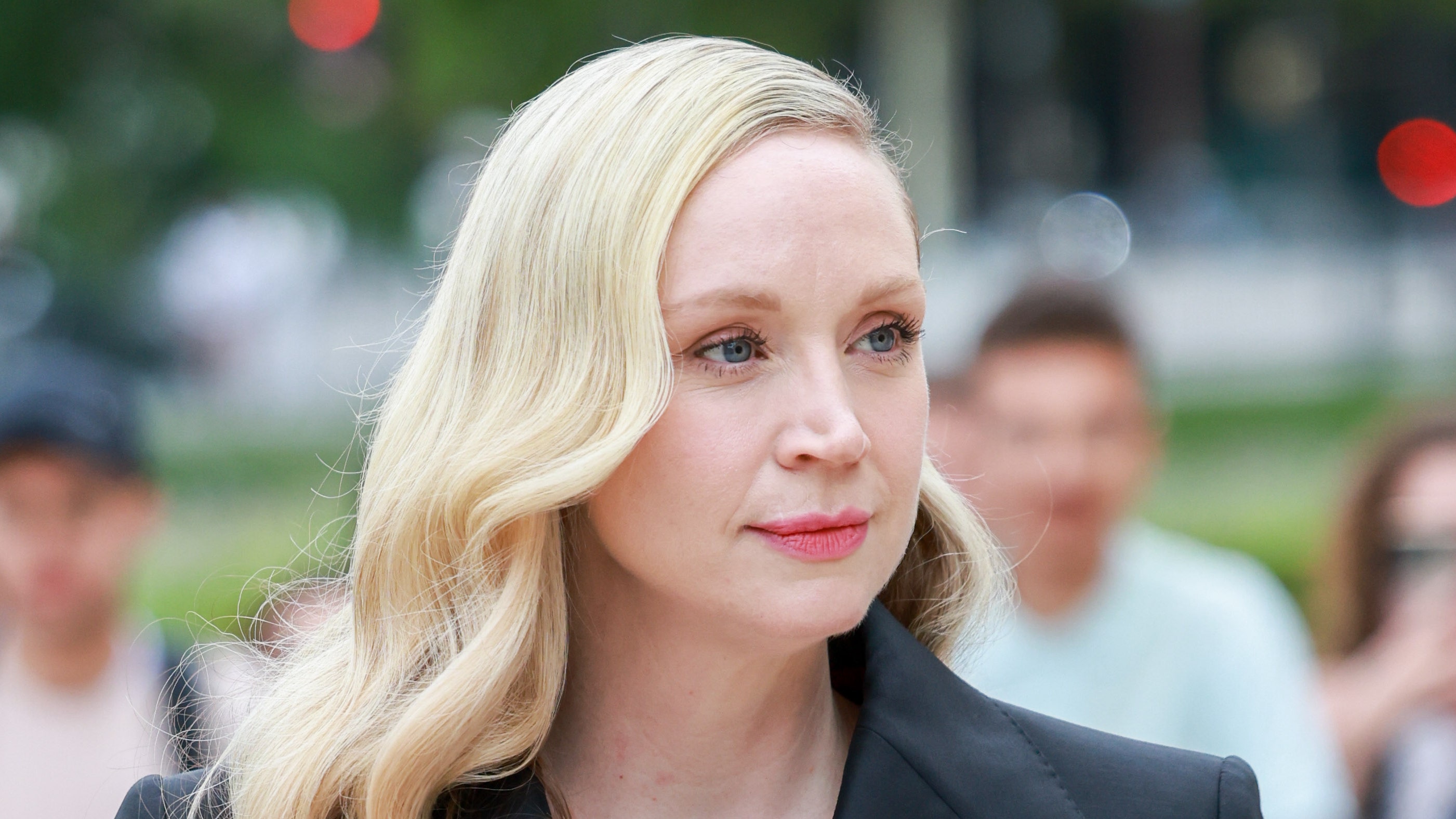 ¿Cómo no hemos hablado del glorioso pelo bicolor de Gwendoline Christie?