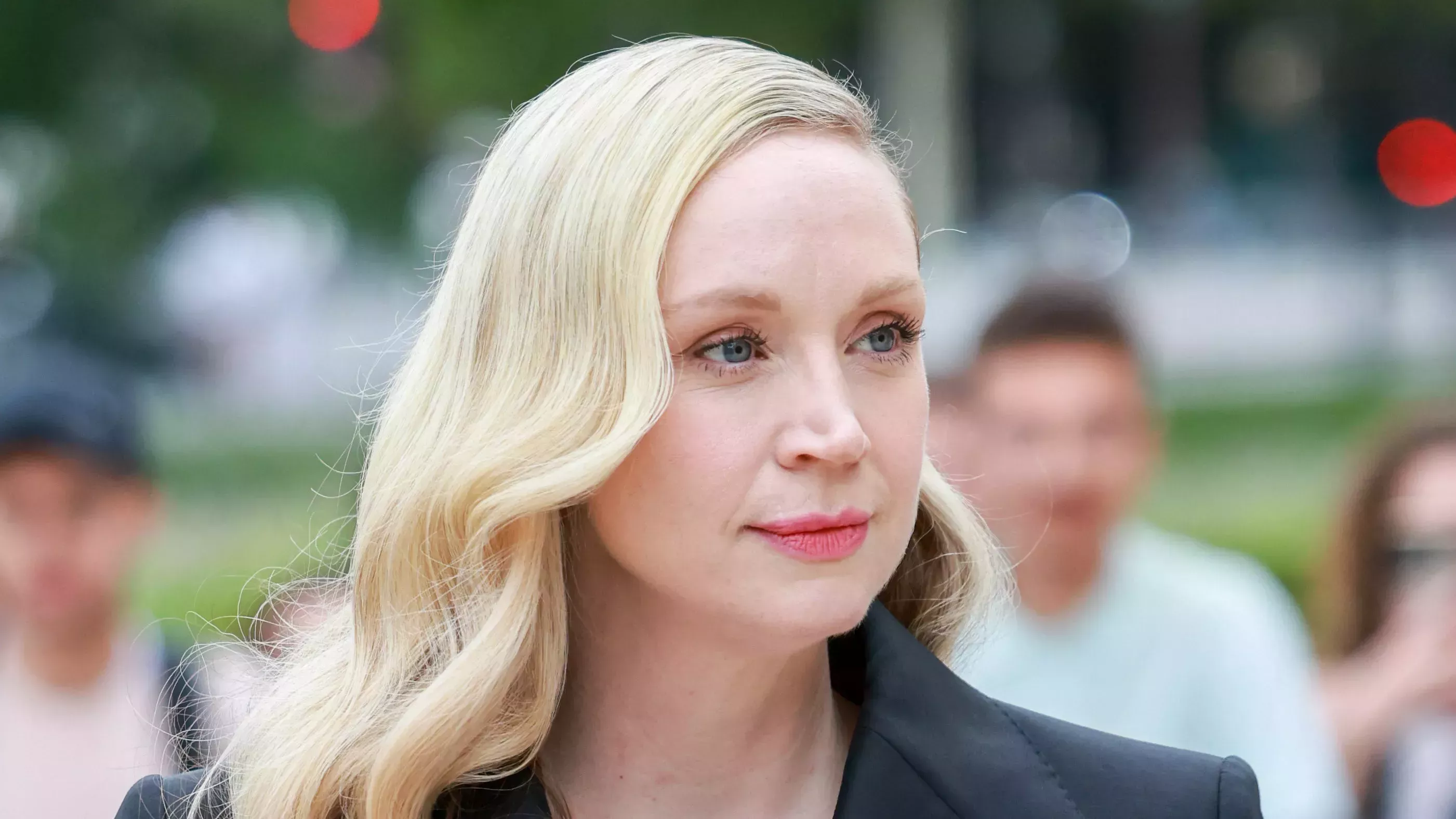 ¿Cómo no hemos hablado del glorioso pelo bicolor de Gwendoline Christie?