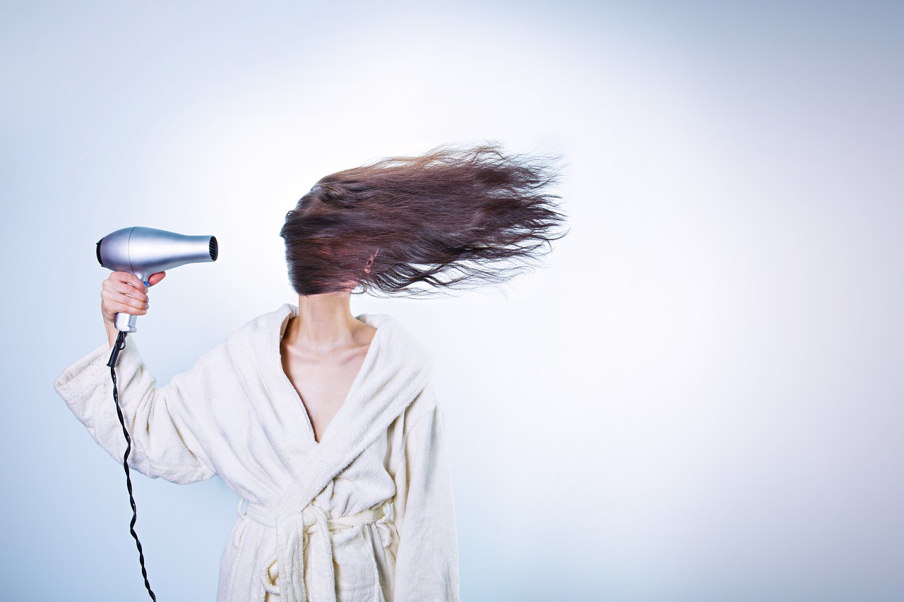 ¿Cómo se debe secar correctamente el cabello?