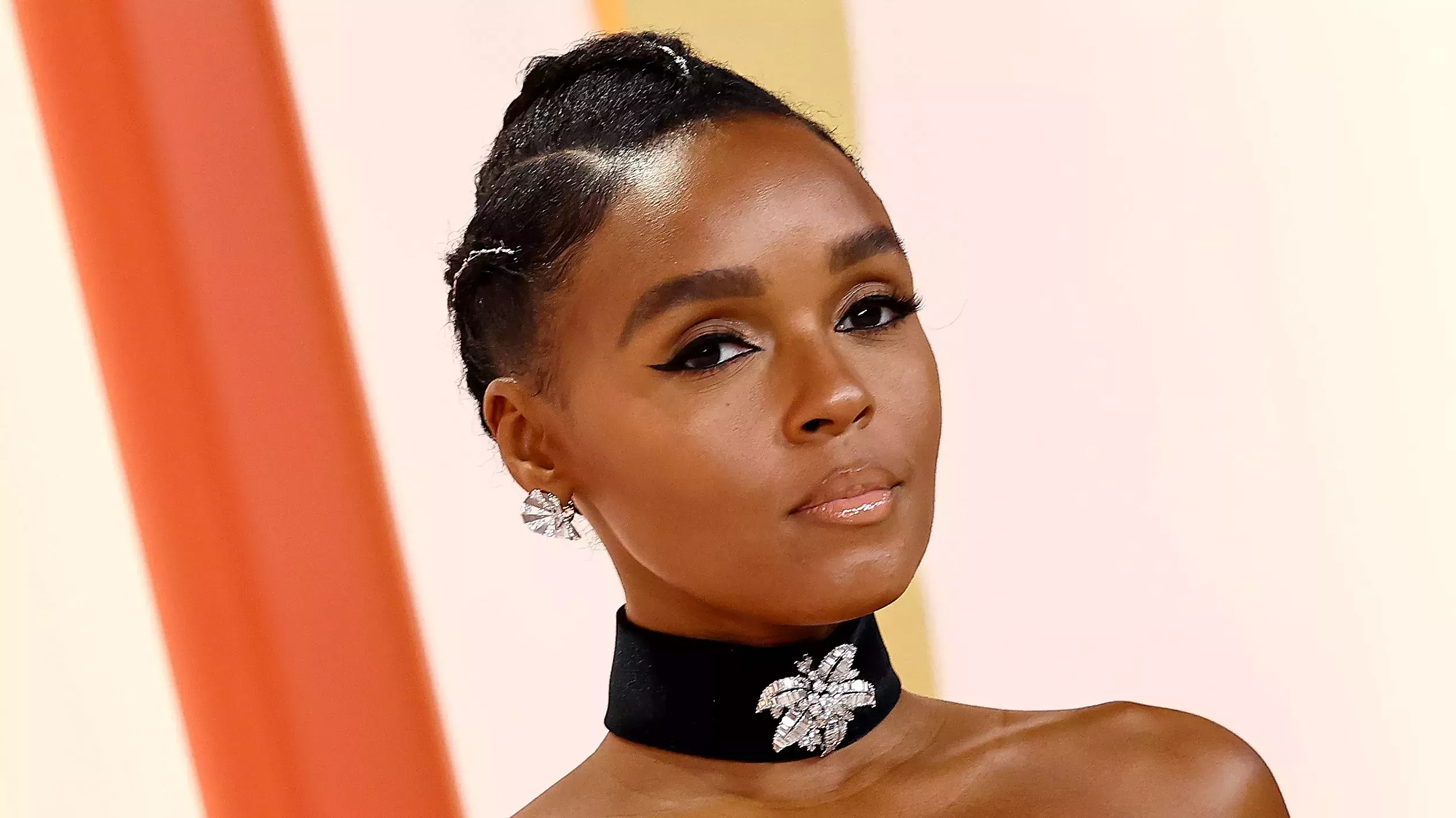 Janelle Monáe recupera las coronas de flores