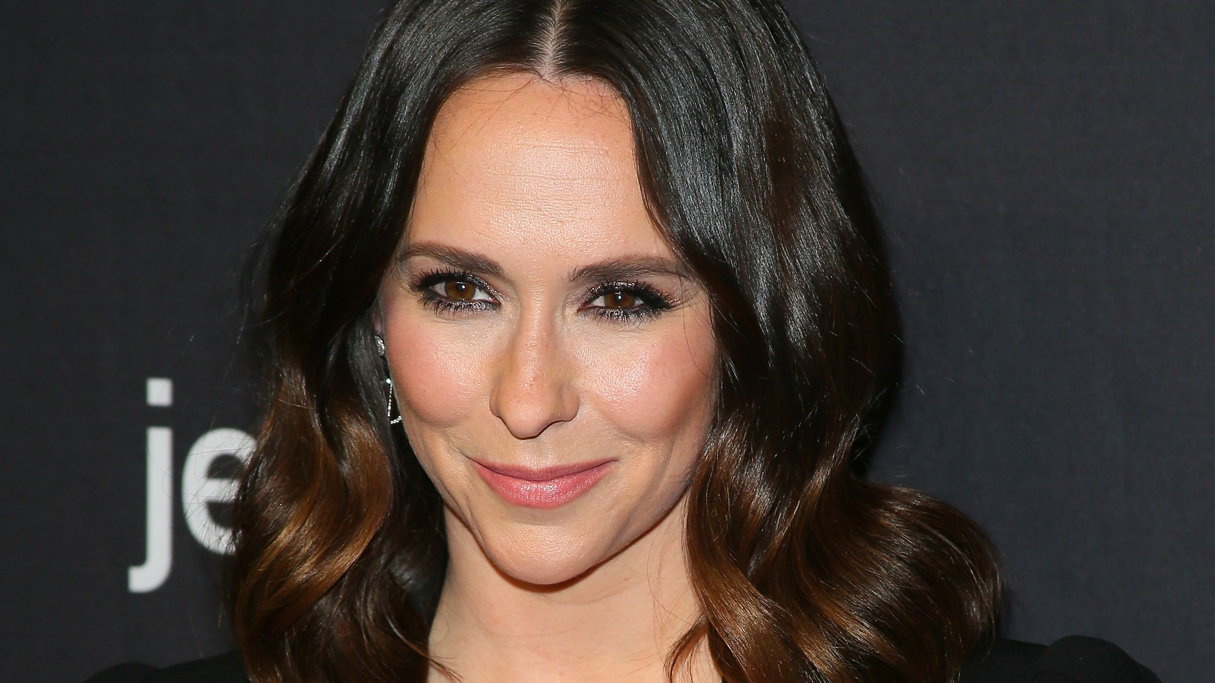 Jennifer Love Hewitt quiere que sepas que no se ha operado las cejas