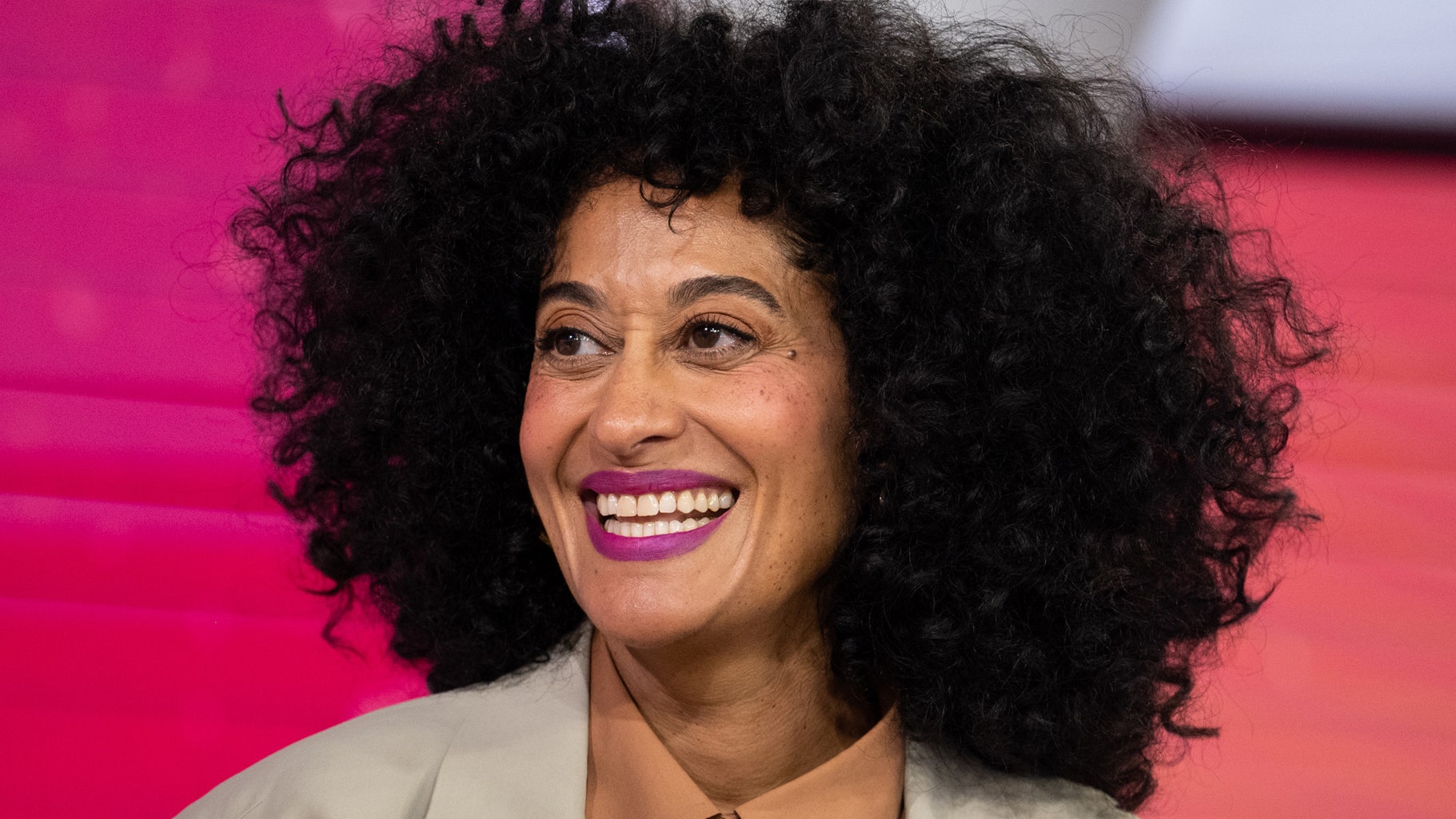 La trenza superlarga de Tracee Ellis Ross tiene mente propia