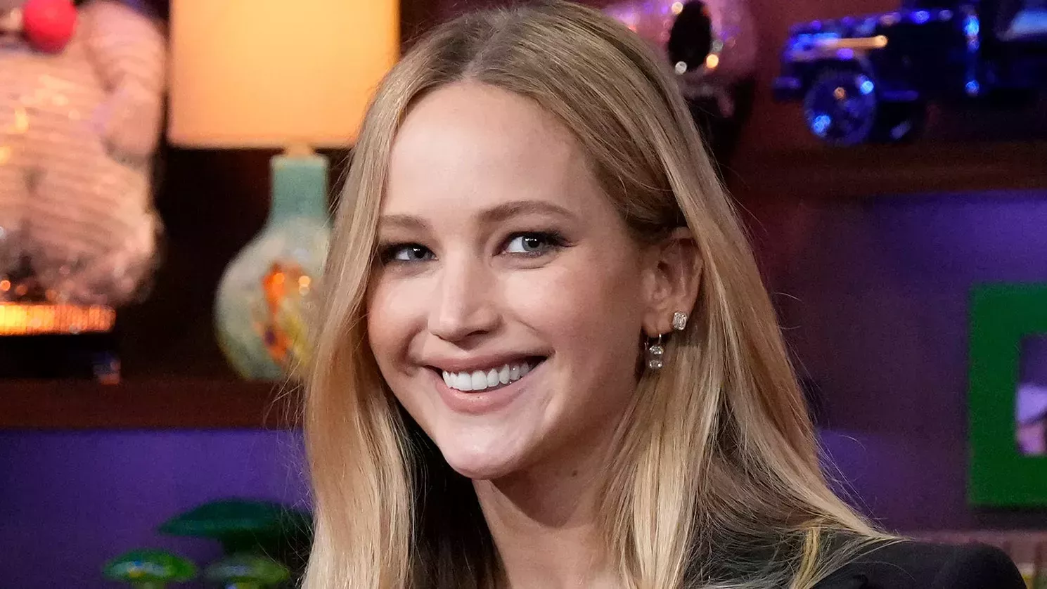 Las largas ondas de Jennifer Lawrence brillan tanto que necesito gafas de sol