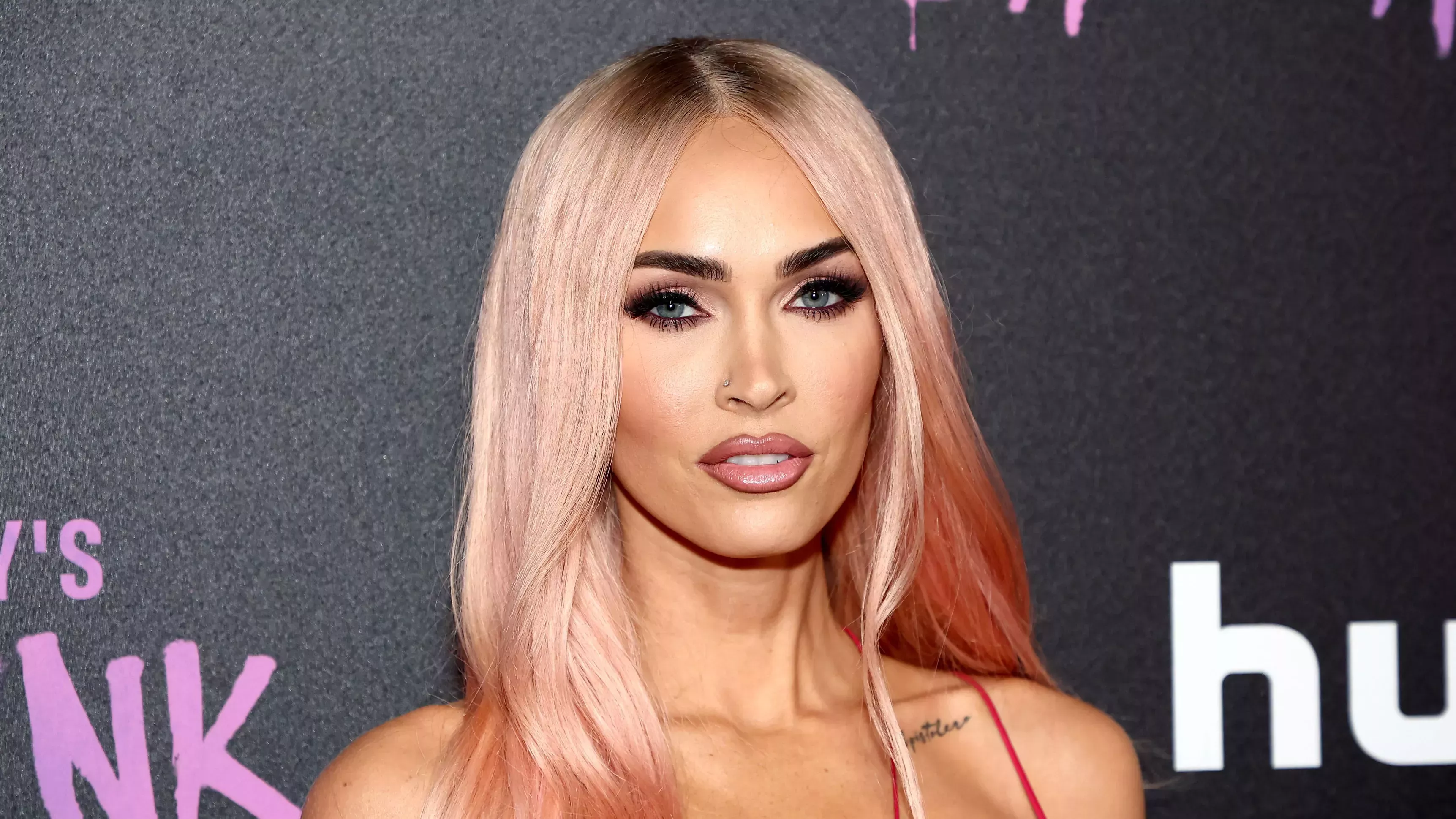 Lo juro, Megan Fox nunca ha tenido un pelo tan atrevido como este Bob "Red Velvet".