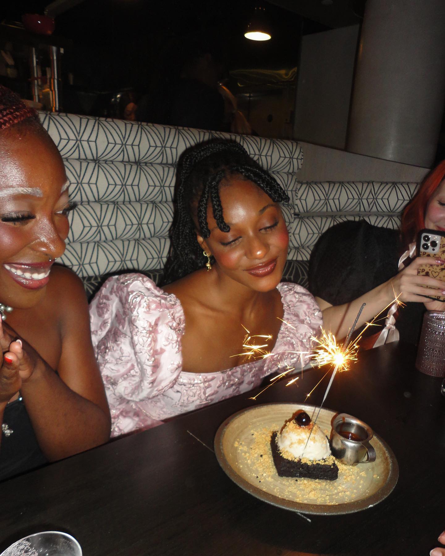 Por qué deberías dejar de perseguir la felicidad para tener una vida más plena