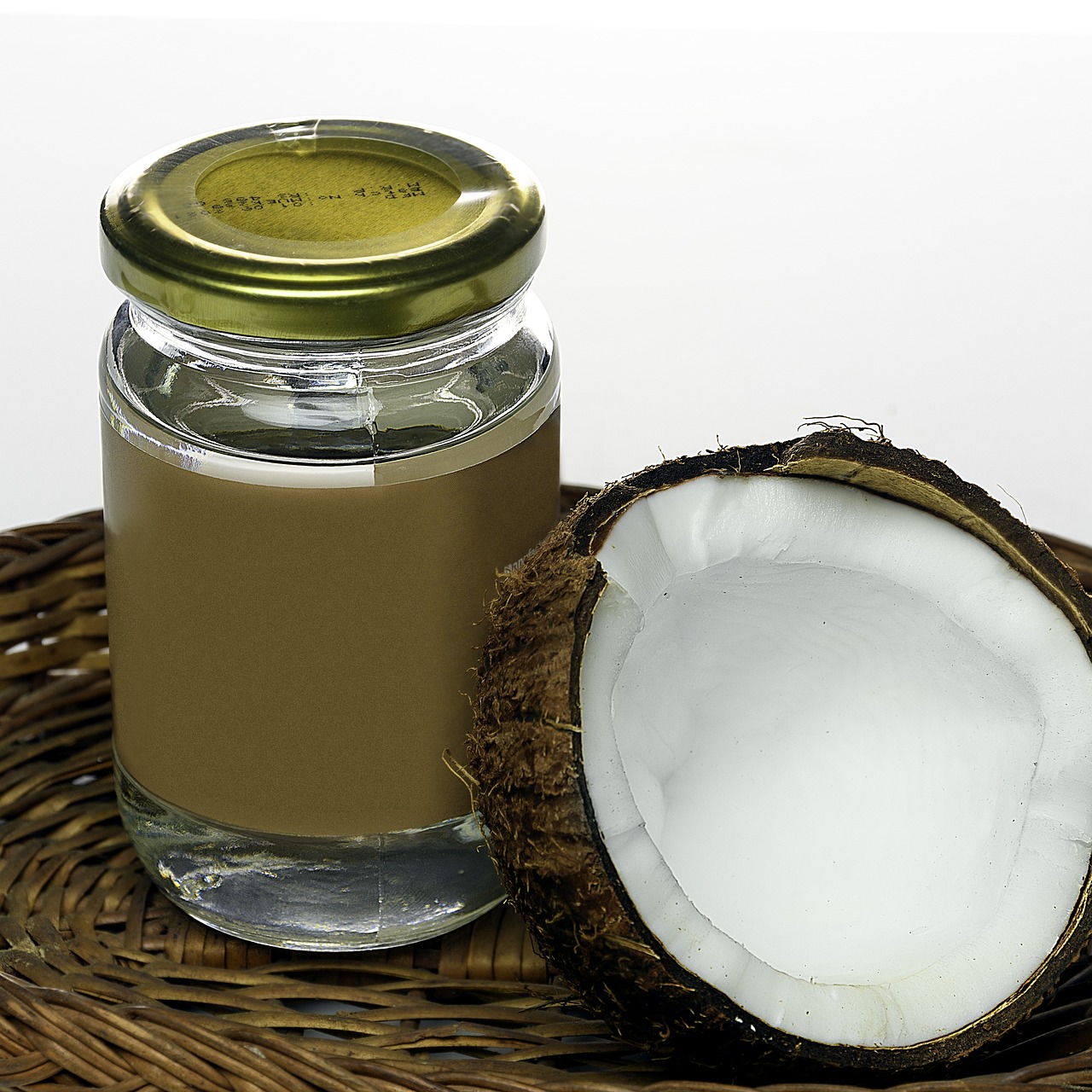 ¿Qué beneficios tiene el aceite de coco virgen en el cabello?